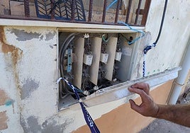 Un cuadro eléctrico de la nave donde se ubica la brigada de obras.