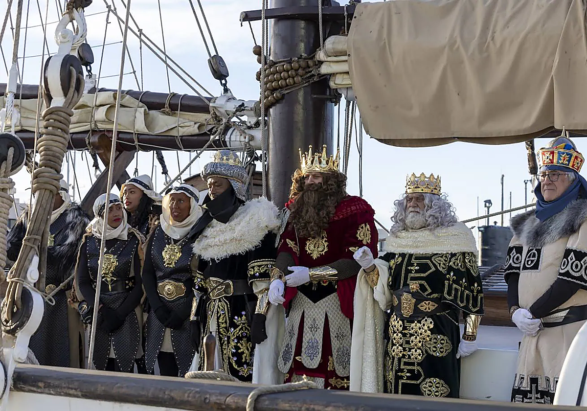 Los Reyes Magos desembarcaron el año pasado del pailebote Pascual Flores a la altura de la Lonja pesquera.