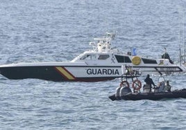 Una embarcación de la Guardia Civil intercepta una patera, en una imagen de archivo.