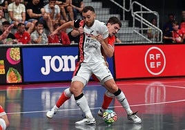 Mellado, del Jimbee, encima al brasileño Rafa Santos en uno de los partidos de la final por el título de liga el pasado mes de junio.