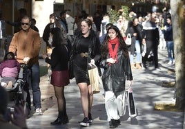 El paseo de Alfonso X de Murcia, ayer, lleno de gente atareada en las últimas compras.