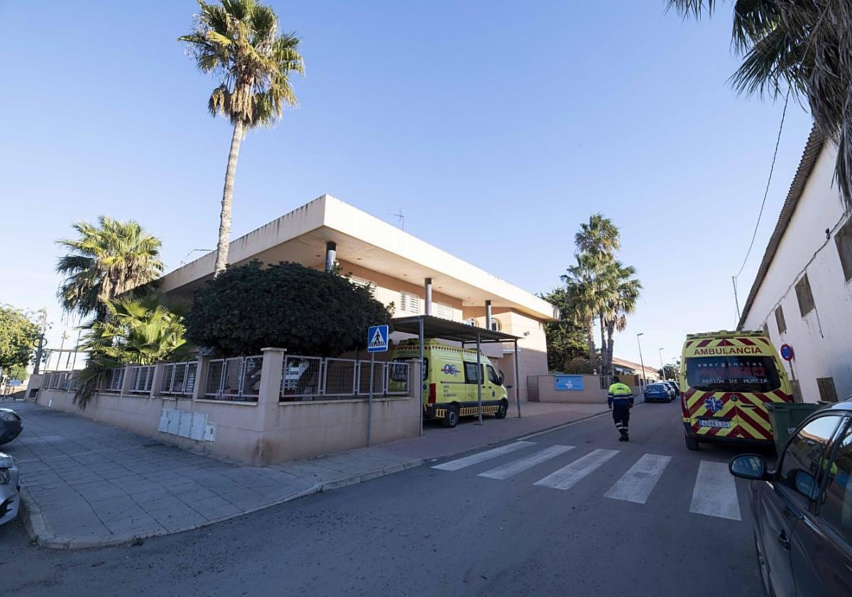 Un conductor de ambulancias se dirige al centro de salud de Pozo Estrecho.