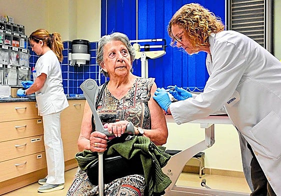 Una enfermera administra la vacuna de la gripe a una mujer en Murcia, el pasado mes de octubre.