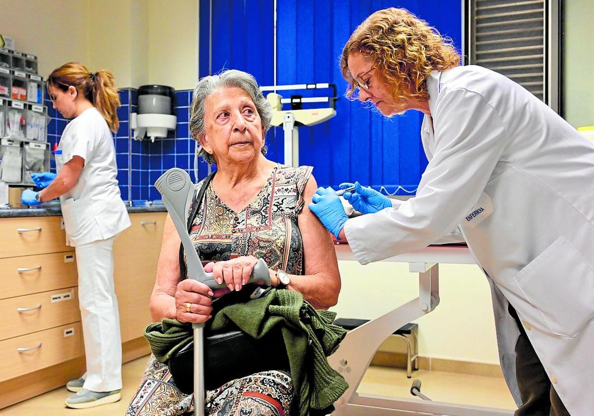 Una enfermera administra la vacuna de la gripe a una mujer en Murcia, el pasado mes de octubre.