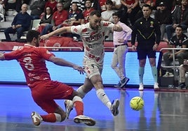 Rafa Santos dispara al palo en la primera parte de ElPozo-Jimbee.