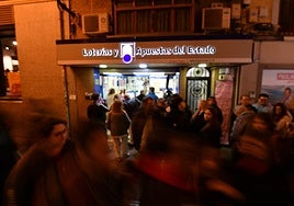 Colas en una sucursal de Loterías de Murcia, el viernes.