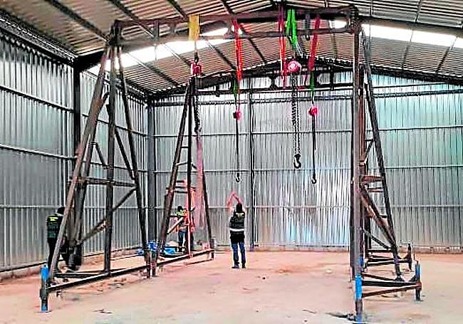 Grúa que los agentes hallaron en la nave que la banda tenía en Cope.