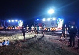 Bomberos y Policía trabajan en el lugar del siniestro