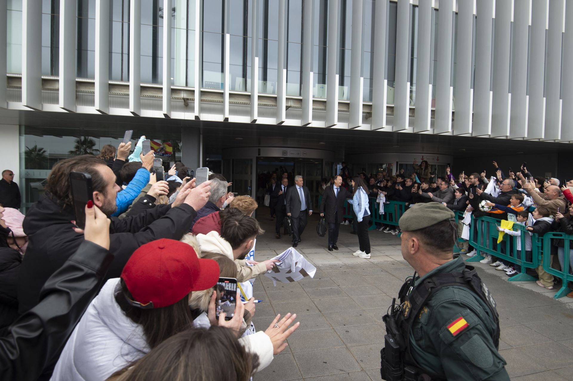 En imágenes, llegada del Real Madrid al aeropuerto de la Región de Murcia para enfrentarse a la Deportiva Minera