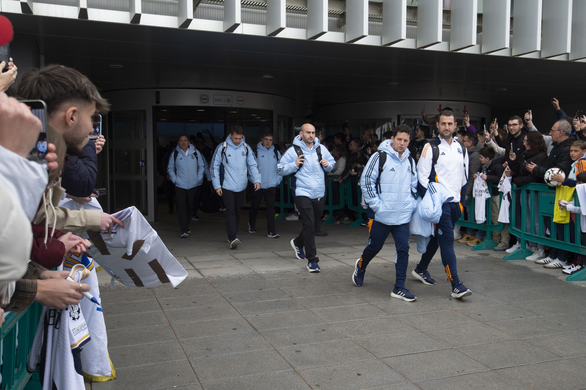 En imágenes, llegada del Real Madrid al aeropuerto de la Región de Murcia para enfrentarse a la Deportiva Minera