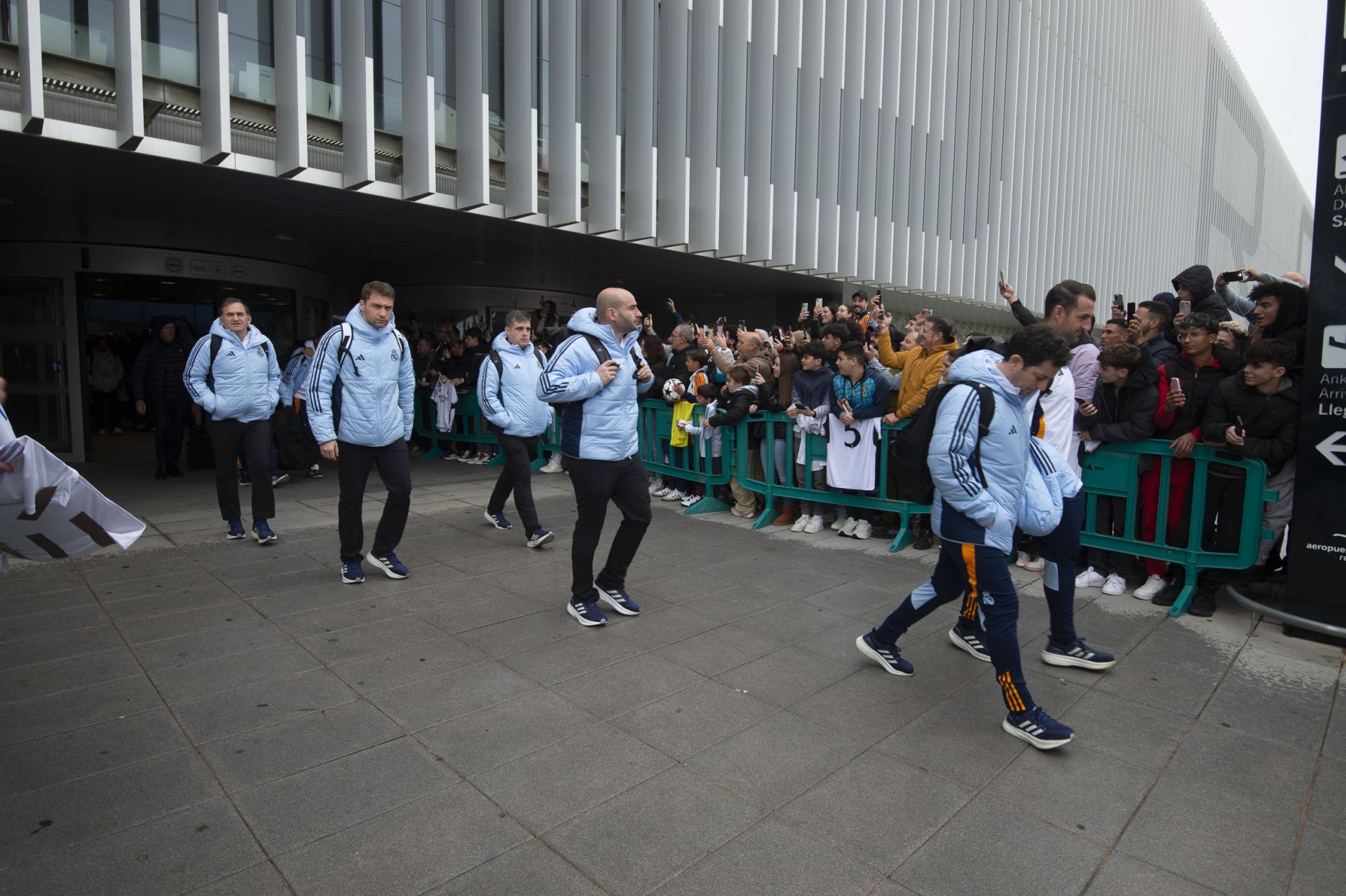 En imágenes, llegada del Real Madrid al aeropuerto de la Región de Murcia para enfrentarse a la Deportiva Minera
