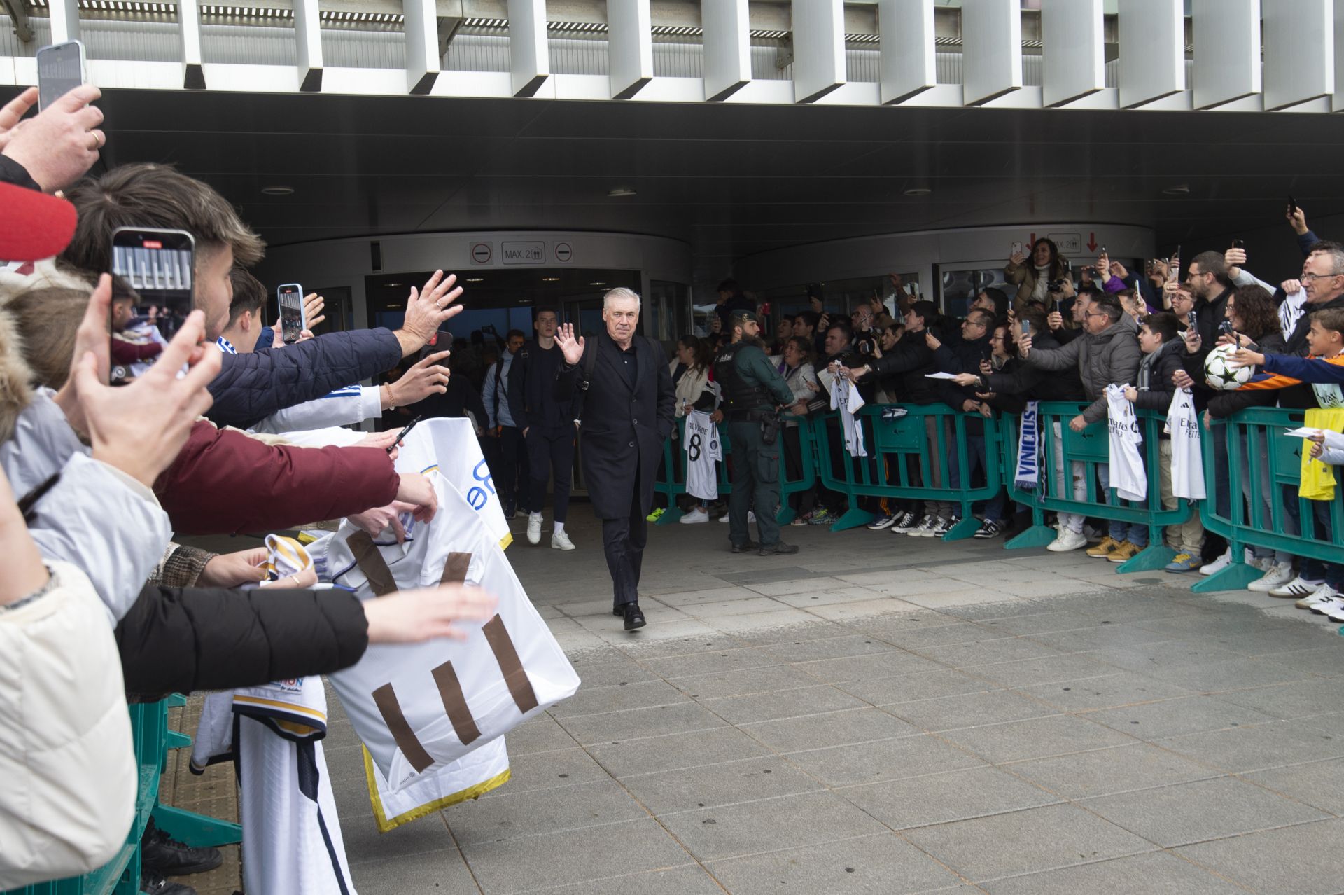 En imágenes, llegada del Real Madrid al aeropuerto de la Región de Murcia para enfrentarse a la Deportiva Minera