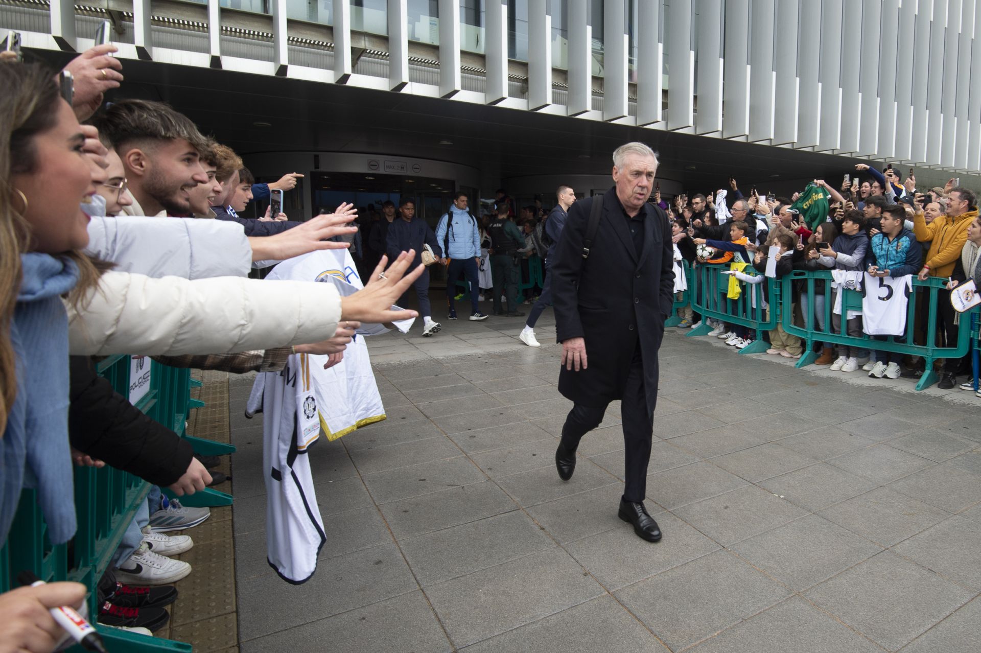 En imágenes, llegada del Real Madrid al aeropuerto de la Región de Murcia para enfrentarse a la Deportiva Minera