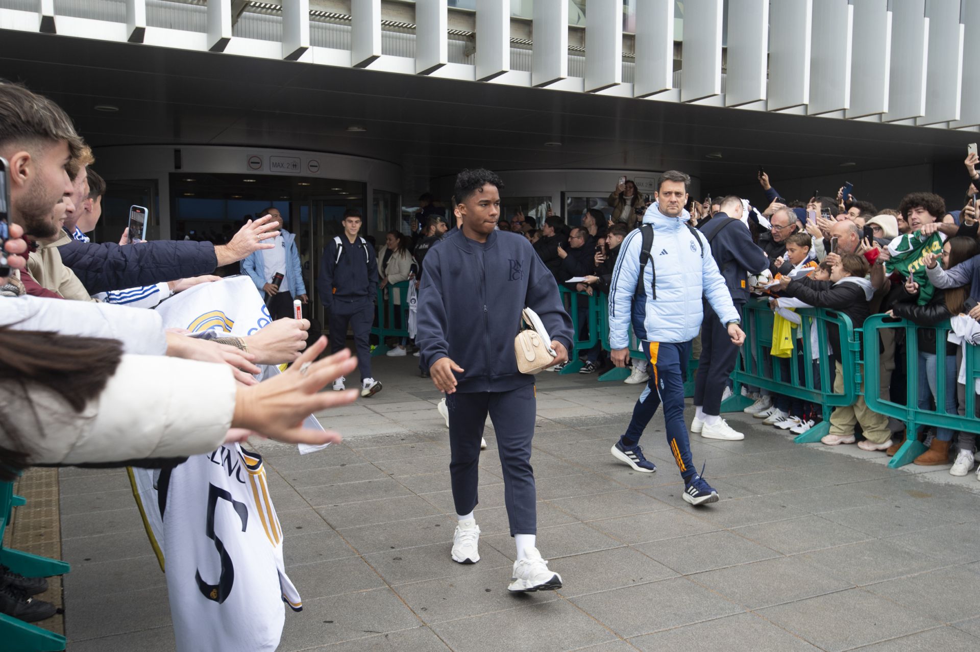 En imágenes, llegada del Real Madrid al aeropuerto de la Región de Murcia para enfrentarse a la Deportiva Minera