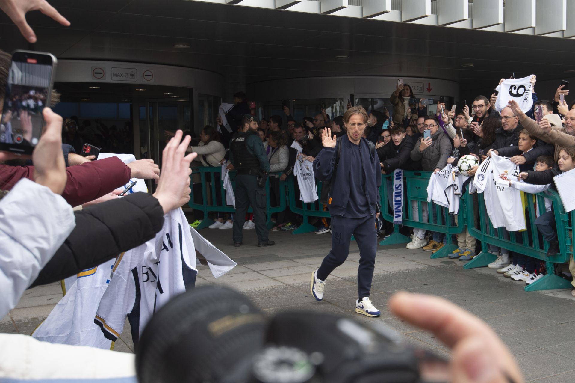 En imágenes, llegada del Real Madrid al aeropuerto de la Región de Murcia para enfrentarse a la Deportiva Minera
