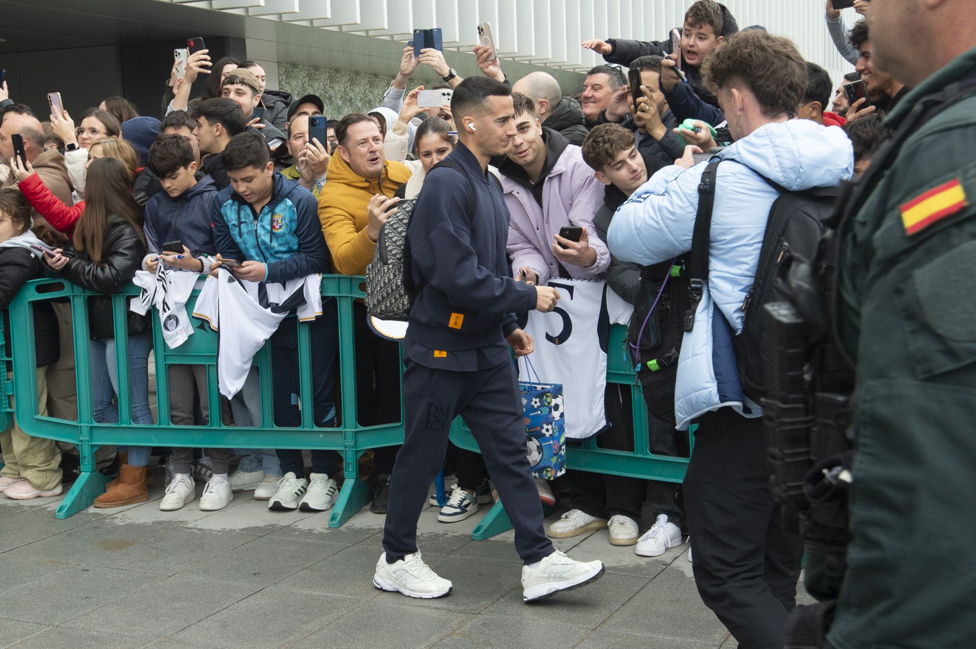 En imágenes, llegada del Real Madrid al aeropuerto de la Región de Murcia para enfrentarse a la Deportiva Minera