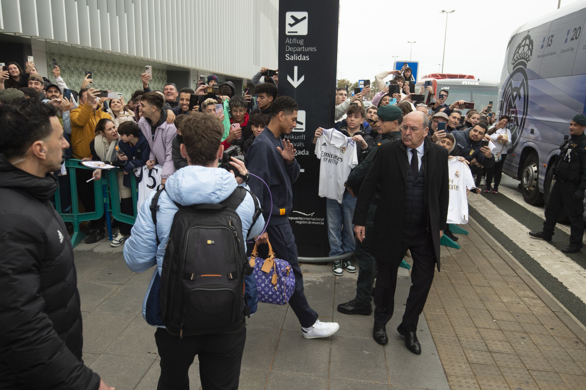 En imágenes, llegada del Real Madrid al aeropuerto de la Región de Murcia para enfrentarse a la Deportiva Minera