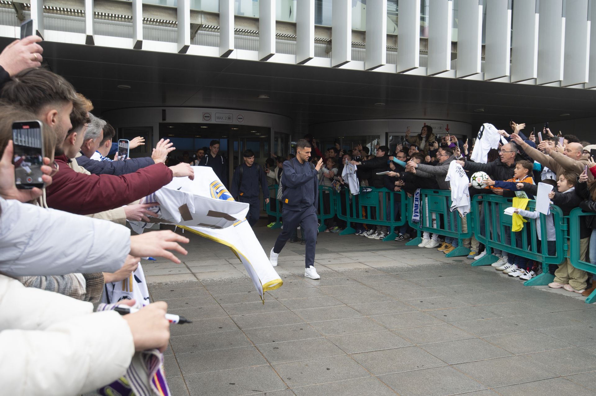 En imágenes, llegada del Real Madrid al aeropuerto de la Región de Murcia para enfrentarse a la Deportiva Minera