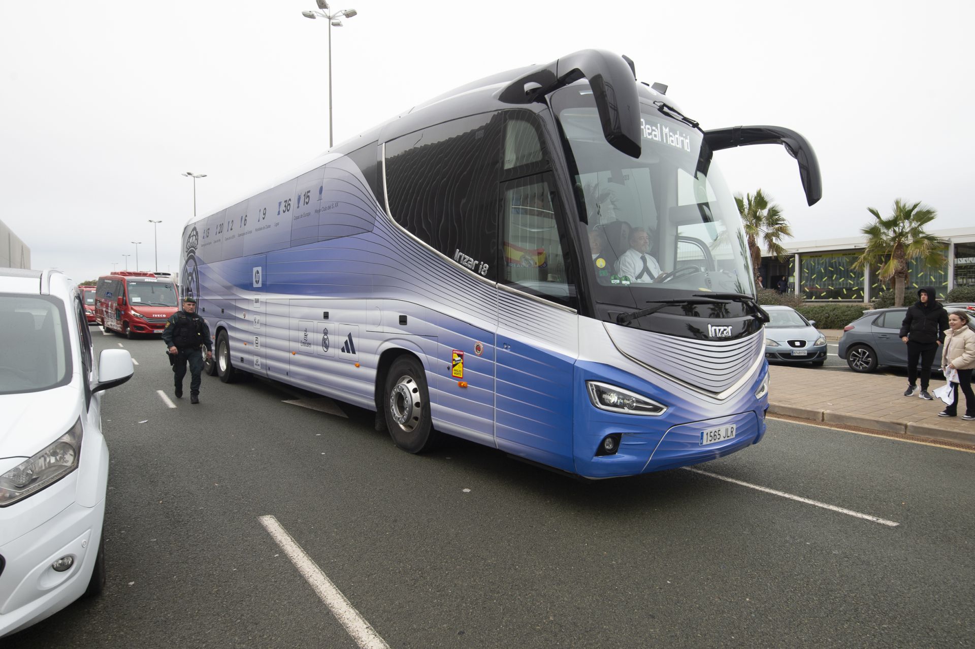 En imágenes, llegada del Real Madrid al aeropuerto de la Región de Murcia para enfrentarse a la Deportiva Minera