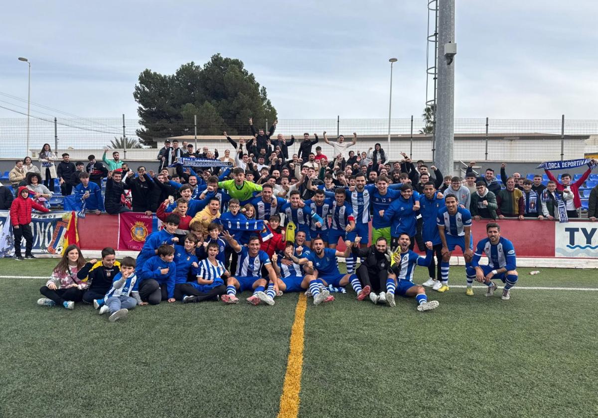 Los jugadores del Lorca celebran con sus aficionados su victoria de ayer en Pulpí.