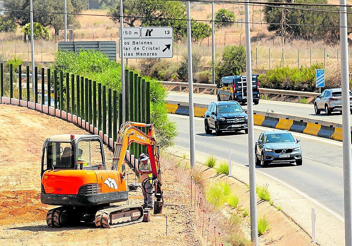 Máquinas instalando pantallas acústicas en la autovía de La Manga del Mar Menor.
