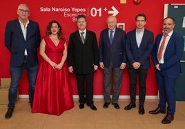 José Manuel Rodríguez, presidente de Cirugía Solidaria; Berna Perles, soprano; Manuel Hernández-Silva, director del concierto; Carlos Egea, presidente de la Fundación Cajamurcia; Antonio Francisco García, director del área de instituciones de CaixaBank; y Carlos Blázquez, gerente de la OSRM.