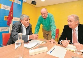 Javier García Garay (izqda.) conversa con José Cascales y Carlos Marcos, en una reunión de la CHS.