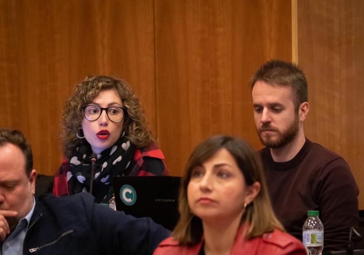 Los concejales de Cambiemos, Leticia Pertegal y Enrique Montero, en el transcurso de un pleno municipal.