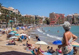 La playa del Cura llena de bañistas en una día de verano.