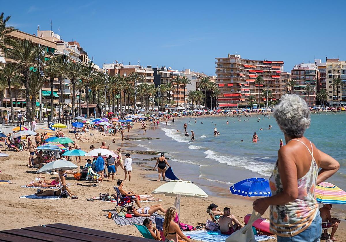 La playa del Cura llena de bañistas en una día de verano.