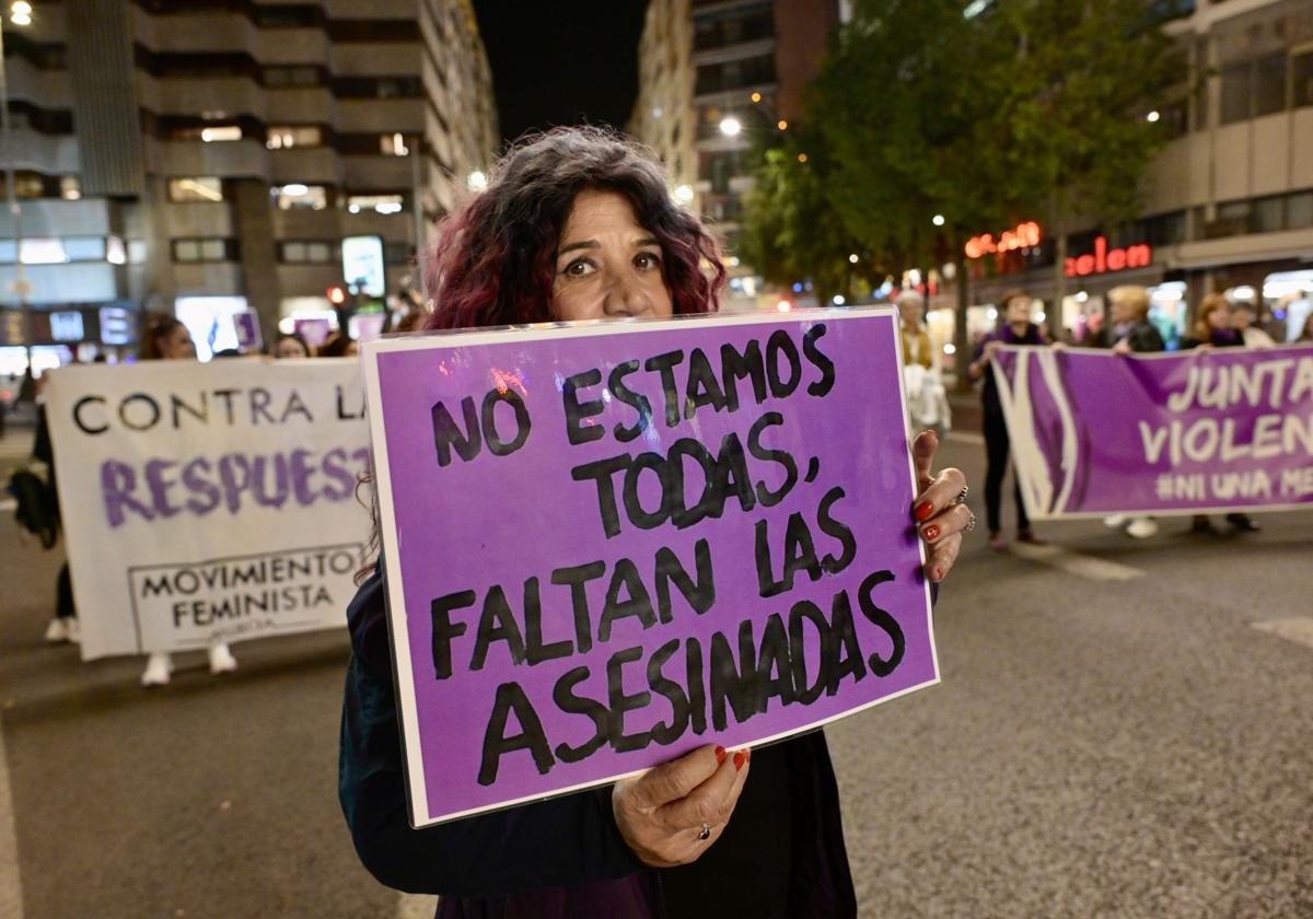 Imagen de archivo de una manifestación contra la violencia de género en Murcia.