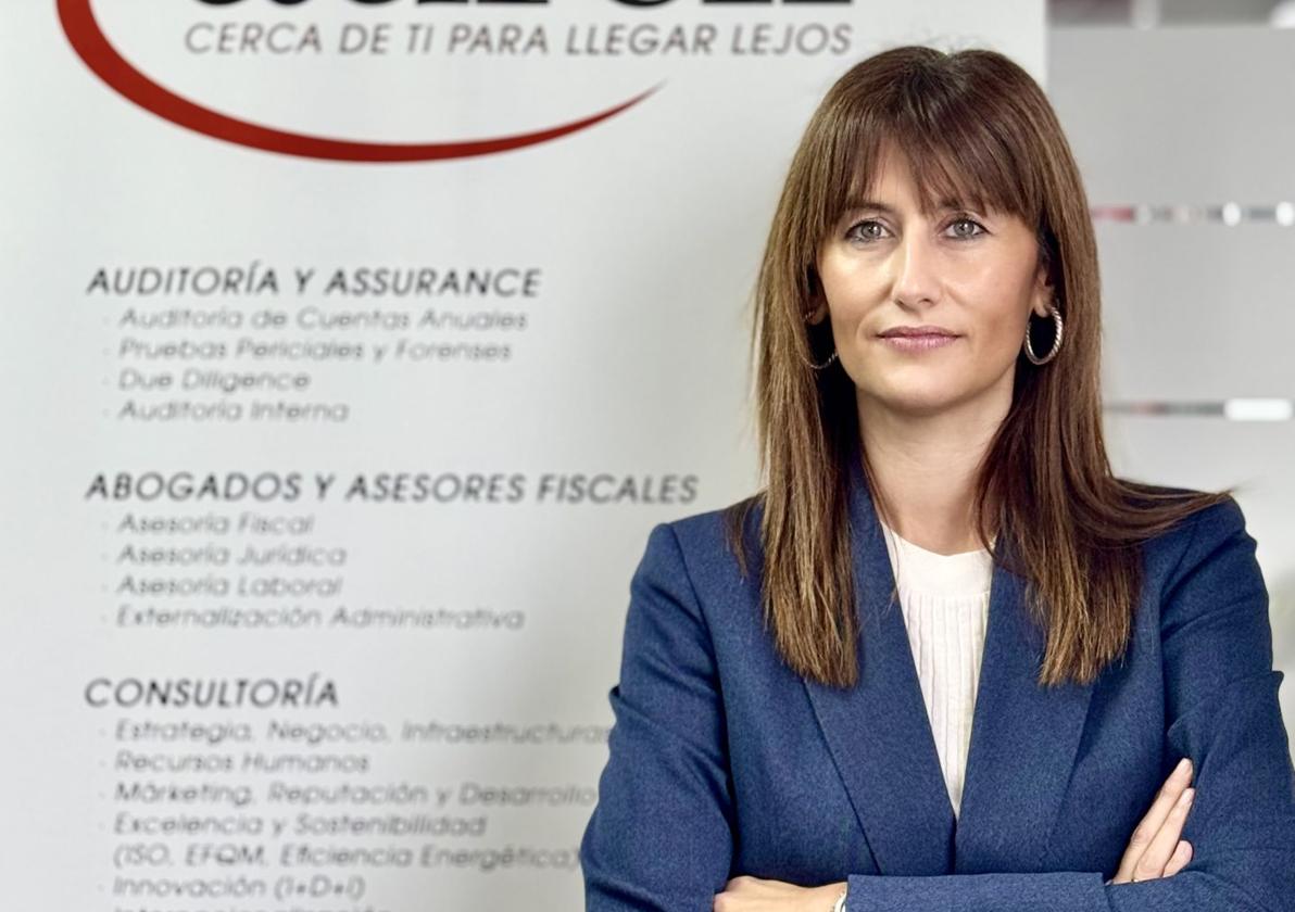 Rita López-Alascio Torres, abogada experta en DerechoAdministrativo, Urbanismo y Tributario, en su oficina de Murcia.