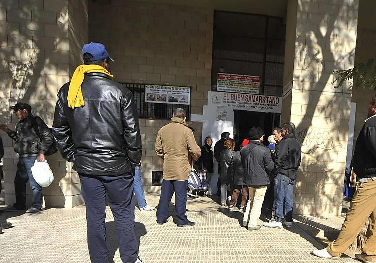 Imagen de archivo de colas para acceder a un comedor social en Cartagena.