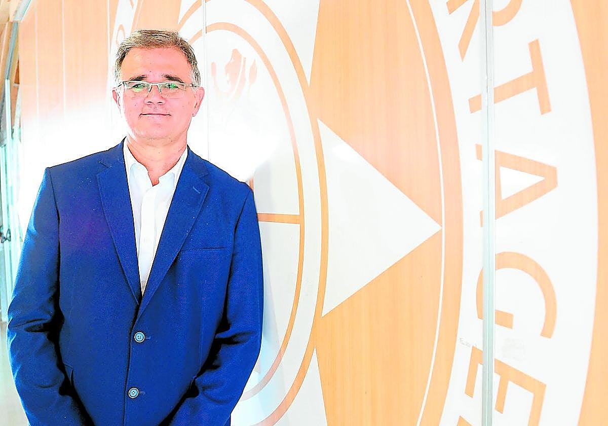 Antonio Guerrero posa junto a un cartel de la Universidad Politécnica de Cartagena.