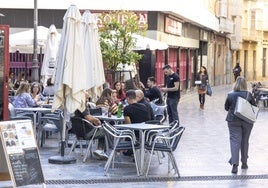 Clientes disfrutan del aperitivo en una terraza en Cartagena, en una imagen de archivo.