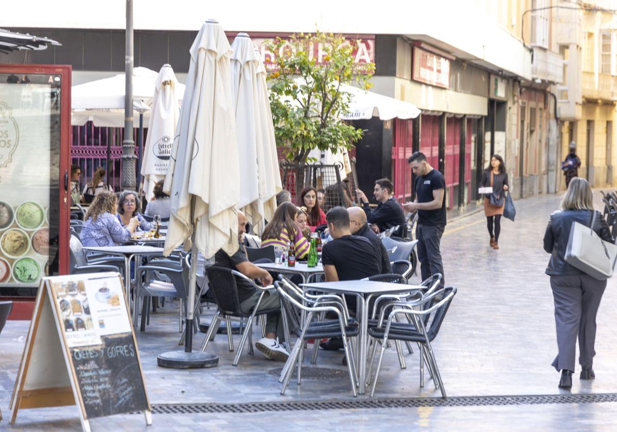 Clientes disfrutan del aperitivo en una terraza en Cartagena, en una imagen de archivo.