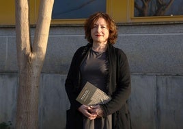 Rosario Guarino en la sede de LA VERDAD con el libro.