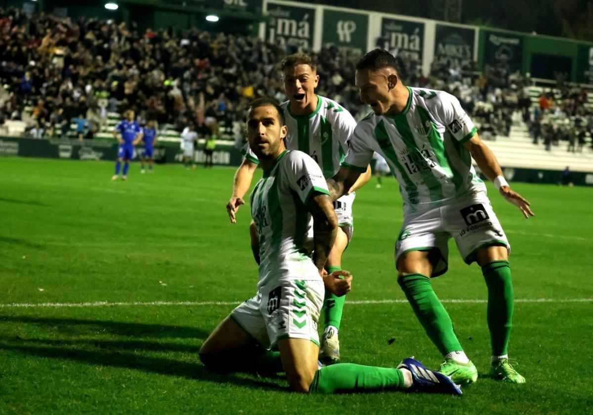 Los futbolistas del Antequera celebran uno de los goles logrados por el equipo andaluz esta campaña en El Maulí.