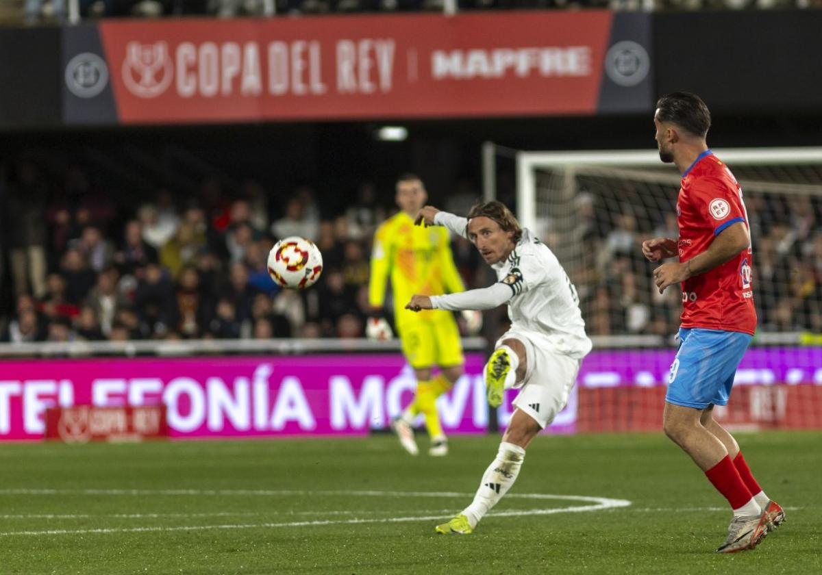 Luka Modric da un pase en largo en el Cartagonova.