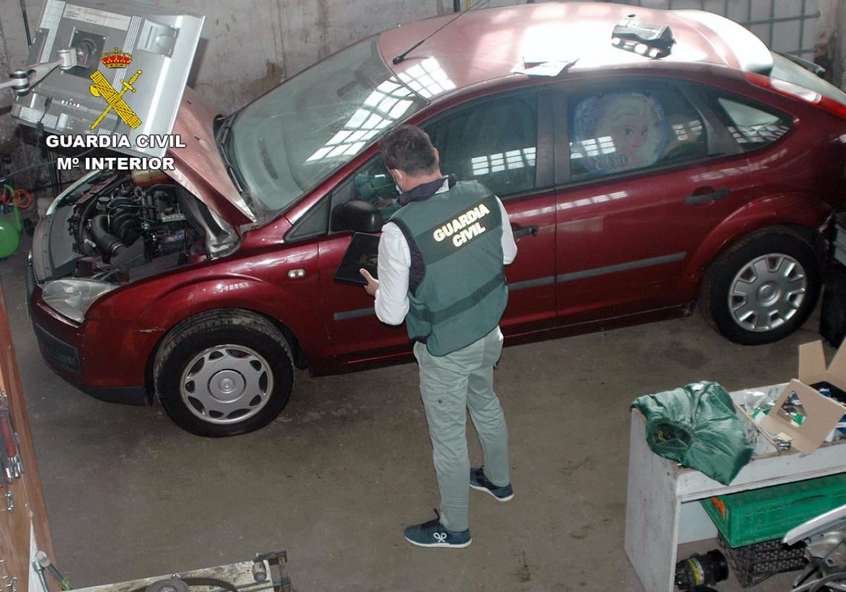 Un agente de la Guardia Civil en el taller ilegal de Alhama de Murcia.