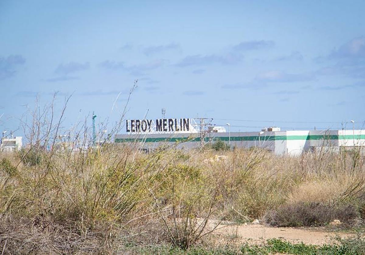 Parcela sobre la que el Ayuntamiento de Orihuela ofrecerá elevar un hospital privado, junto a la AP-7 en Lomas de Cabo Roig.