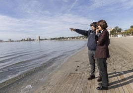 Fernando López Miras y Diana Morant, este jueves, en el Mar Menor.