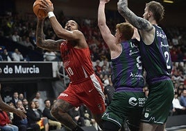 Troy Caupain, a punto de anotar una difícil canasta contra Alberto Díaz y la ayuda defensiva de Olek Osetkowski, del Unicaja.