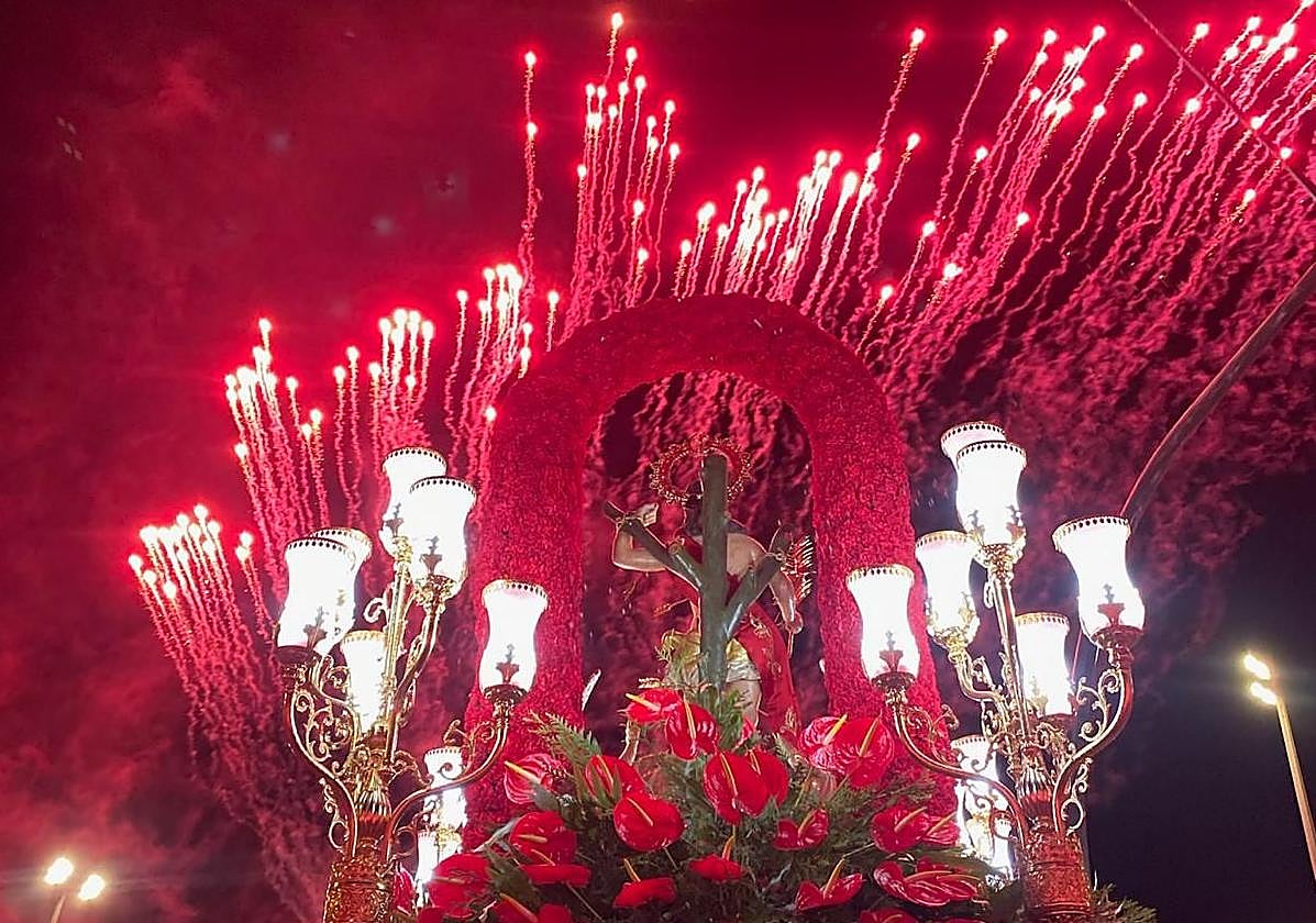 Espectáculo pirotécnico frente a San Sebastián.