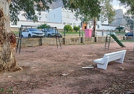 Estado en el que se encuentra el parque infantil del barrio de San Isidro, frente a la Casa Cuartel de la Guardia Civil.