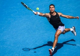 Carlos Alcaraz, este jueves, entrenando en Australia.