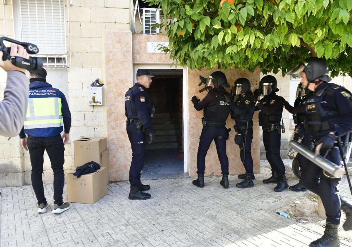 La redada antidroga en el barrio murciano de La Paz, en imágenes