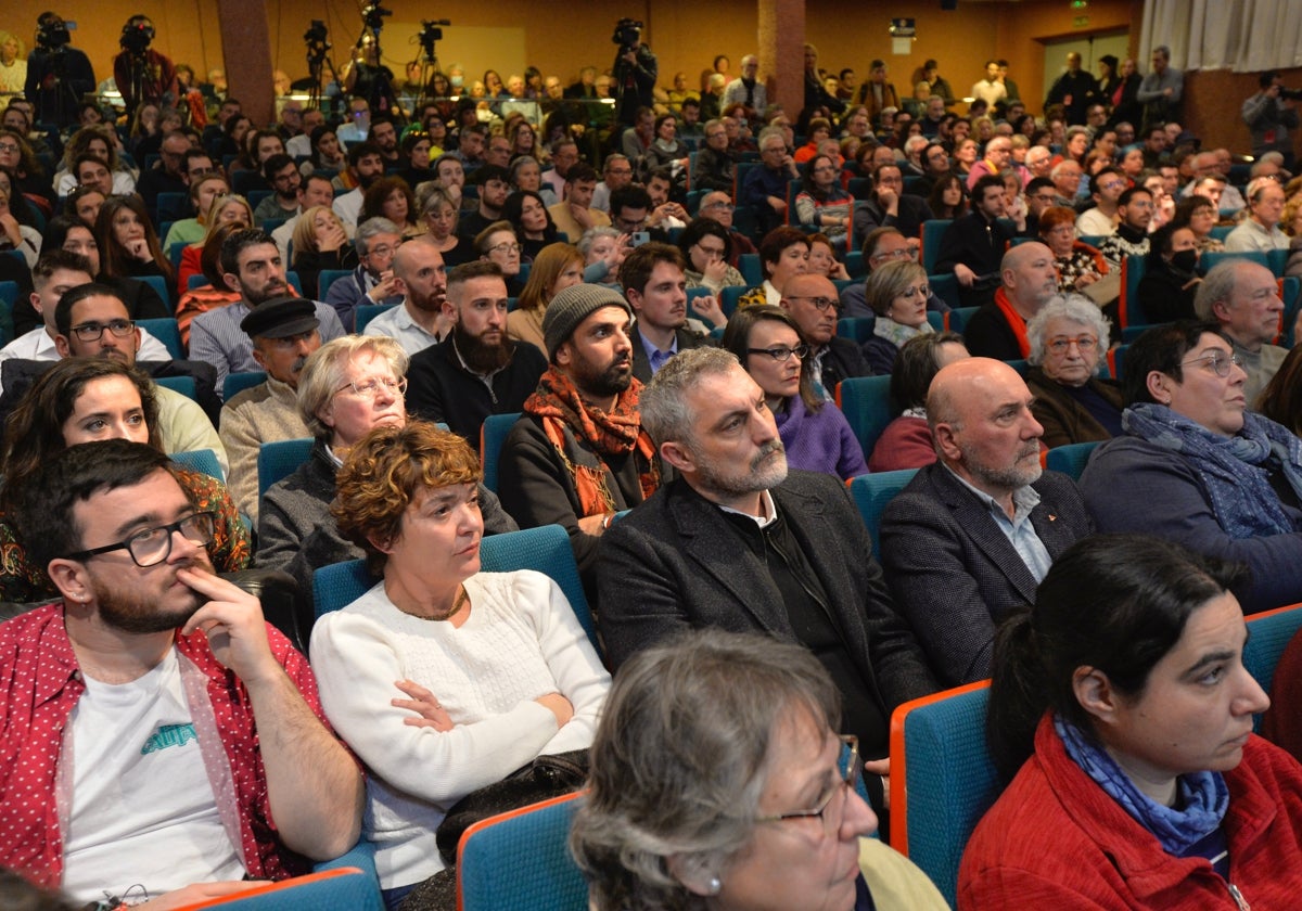 Óscar Urralburu, en el centro de la imagen, junto a José Luis Álvarez-Castellanos (d) en el acto de Yolanda Díaz en el Paraninfo de la UMU en febrero de 2023