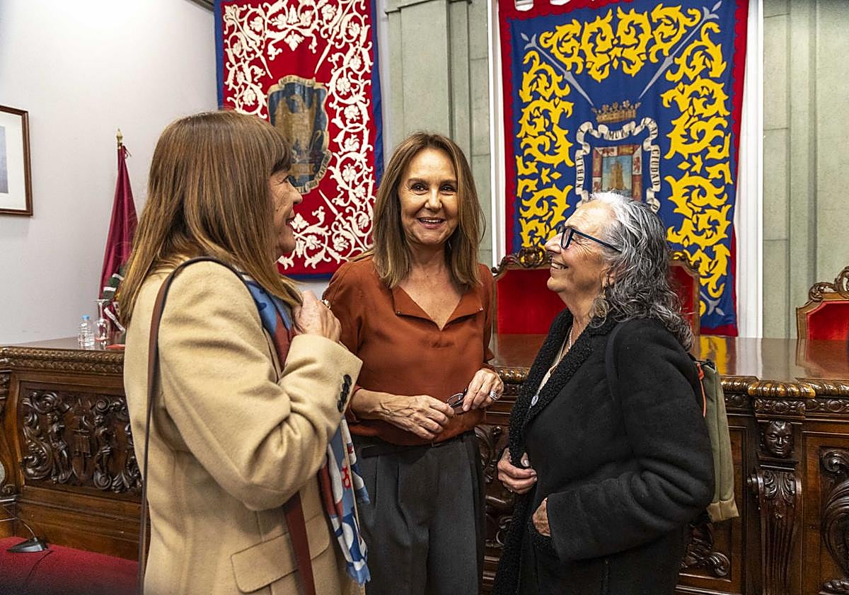 Imagen principal - María Dueñas, en Cartagena: «Sin tren a Madrid, nos estamos quedando fuera de combate»