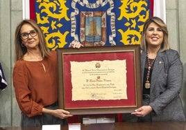 La escritora María Dueñas, hija adoptiva de Cartagena.La autora de grandes éxitos editoriales, como 'El tiempo entre costuras', recibe la distinción agradecida y reivindicativa: «Sin tren a Madrid, nos estamos quedando fuera de combate».